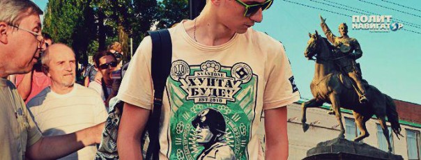 Здесь не будет командовать быдло – киевляне дали отпор националистам, которые пытались снести памятник Щорсу Здесь не будет командовать быдло – киевляне дали отпор националистам, которые пытались снести памятник Щорсу