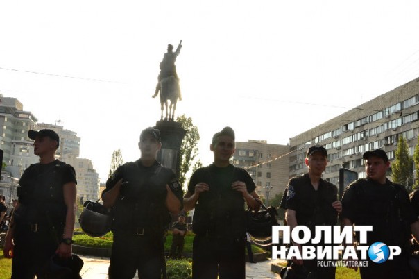 Здесь не будет командовать быдло – киевляне дали отпор националистам, которые пытались снести памятник Щорсу Здесь не будет командовать быдло – киевляне дали отпор националистам, которые пытались снести памятник Щорсу