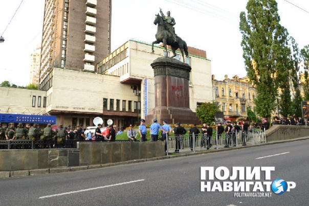 Здесь не будет командовать быдло – киевляне дали отпор националистам, которые пытались снести памятник Щорсу Здесь не будет командовать быдло – киевляне дали отпор националистам, которые пытались снести памятник Щорсу