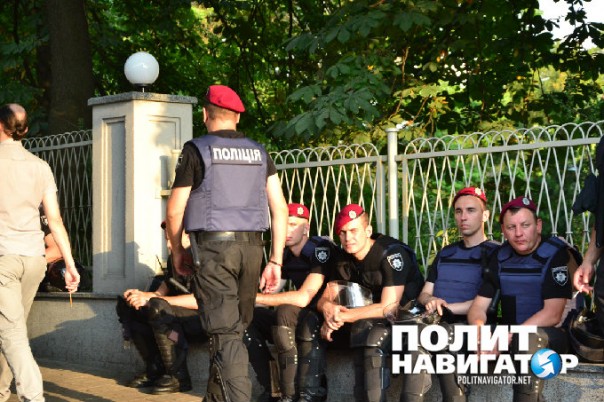 Здесь не будет командовать быдло – киевляне дали отпор националистам, которые пытались снести памятник Щорсу Здесь не будет командовать быдло – киевляне дали отпор националистам, которые пытались снести памятник Щорсу