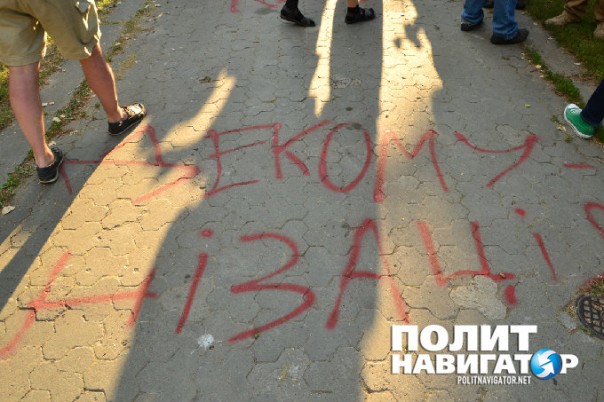 Здесь не будет командовать быдло – киевляне дали отпор националистам, которые пытались снести памятник Щорсу Здесь не будет командовать быдло – киевляне дали отпор националистам, которые пытались снести памятник Щорсу