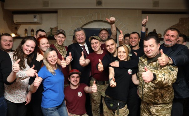 "Безногим - мячи, безруким - ракетки". Порошенко в днепропетровском госпитале утешил раненых хероев медалями и подарками