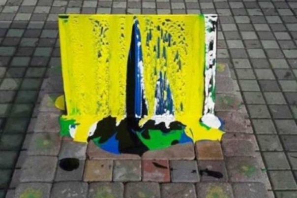 Памятник «хероям АТО» в Киеве облили патриотичной желто-голубой краской, а скоро и за «славу Украине» будут бить морды Памятник «хероям АТО» в Киеве облили патриотичной желто-голубой краской, а скоро и за «славу Украине» будут бить морды