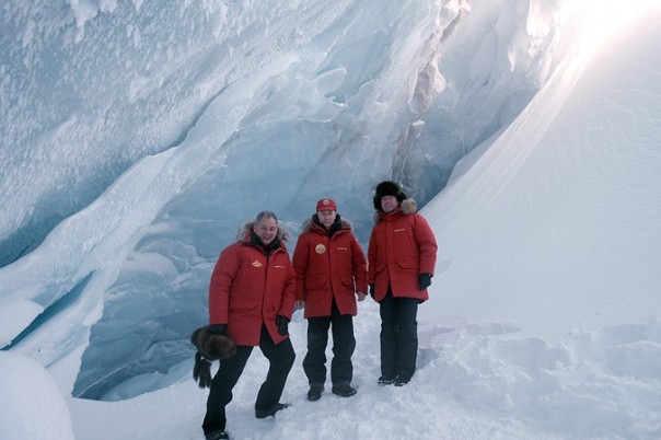 Экстраординарная совместная поездка трех российских лидеров в Арктику. Что русские там нашли? Экстраординарная совместная поездка трех российских лидеров в Арктику. Что русские там нашли?