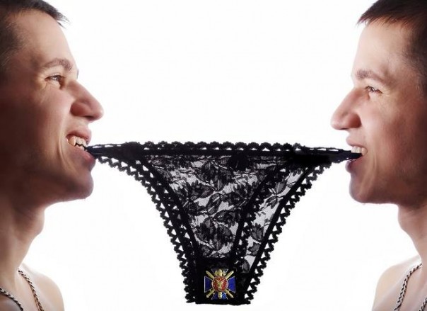 СБУ обыскала квартиру неугодного политолога, украв трусики жены СБУ обыскала квартиру неугодного политолога, украв трусики жены