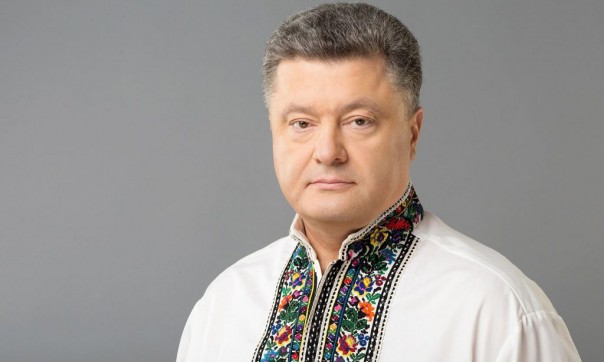 Порошенко публично назвали трансвеститом в патриотической вышиванке