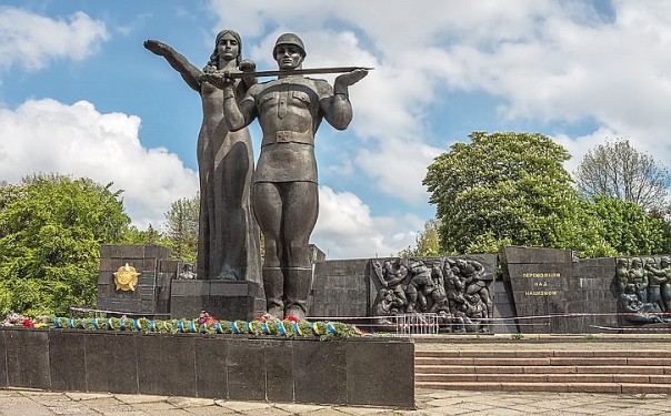 Есть ещё порох и честь. Львовские ветераны восстали против нацистов. Есть ещё порох и честь. Львовские ветераны восстали против нацистов.