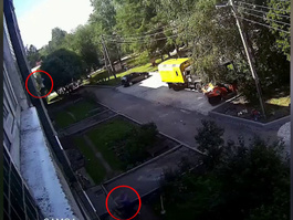 В Ленобласти рабочие поймали малыша, сорвавшегося с четвёртого этажа — видео