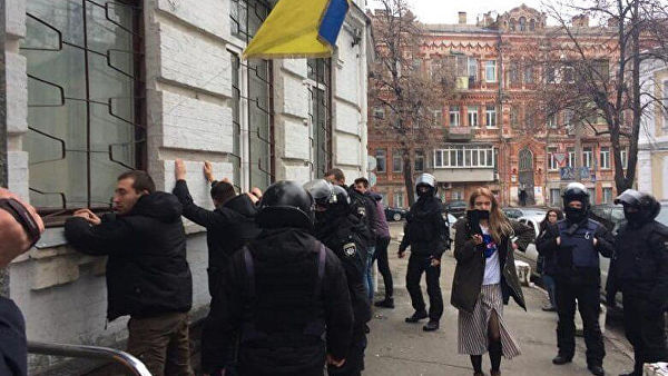 На Украине сцепились две главные уличные силы. Нюра Н. Берг