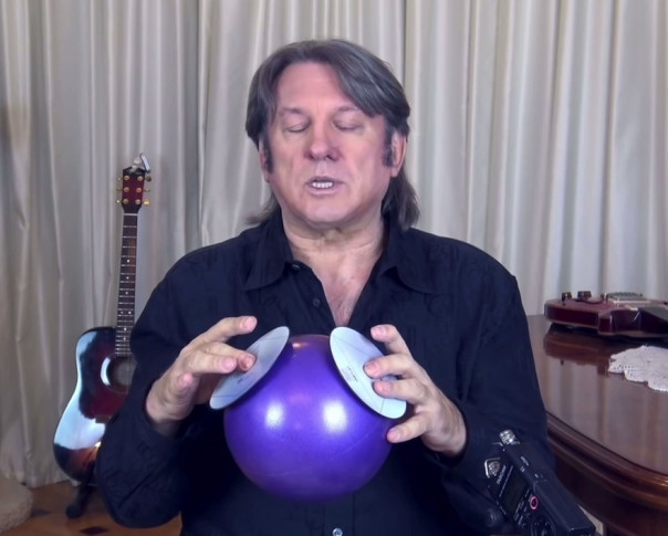 Юрий Лоза с помощью мячика, двух CD-дисков и реки Волги ставит мат сторонникам круглой Земли