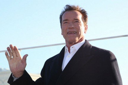 Шварценеггер голосует за Харрис