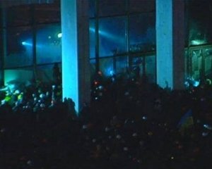 Митингующие штурмуют Украинский дом