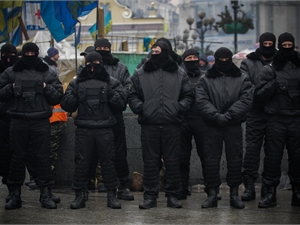 У Майдана появился вооруженный спецназ