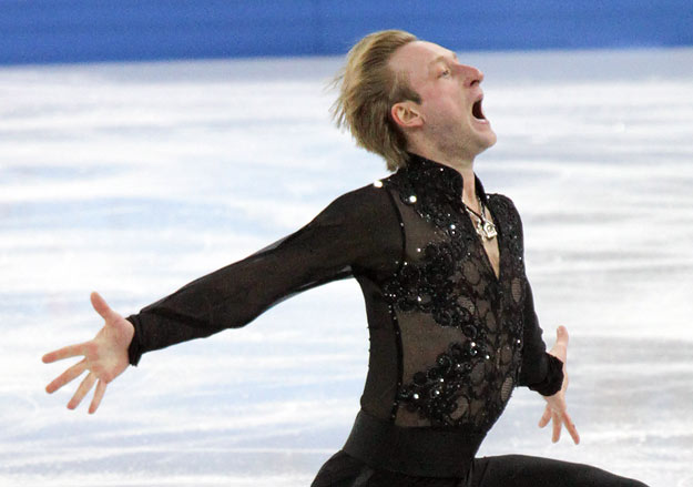 Евгений Плющенко снялся с короткой программы из-за травмы и объявил о завершении карьеры