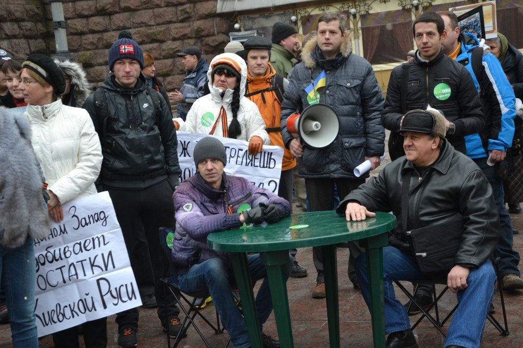 Нацисты с «евромайдана» зверски избили киевлян, вышедших на субботник Нацисты с «евромайдана» зверски избили киевлян, вышедших на субботник