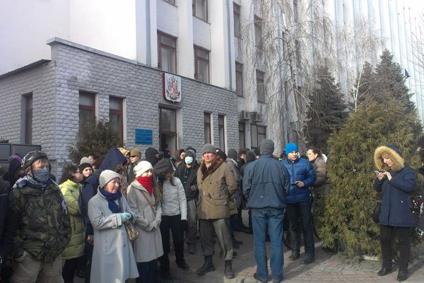 Бойцы спецподразделения милиции атаковали протестующих у Академии внутренних войск в Харькове Бойцы спецподразделения милиции атаковали протестующих у Академии внутренних войск в Харькове