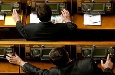 У оппозиции не хватает голосов в ВР - планируют голосовать чужими карточками У оппозиции не хватает голосов в ВР - планируют голосовать чужими карточками