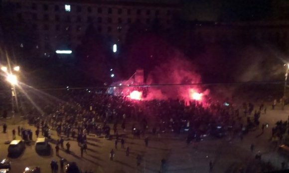 В Днепре активисты Майдана свалили памятник Ленину В Днепре активисты Майдана свалили памятник Ленину