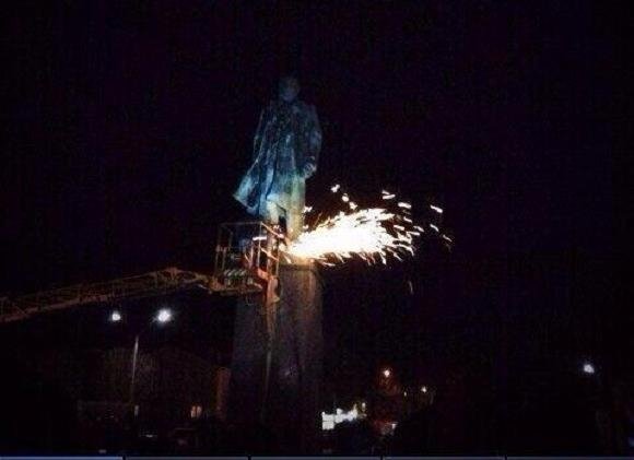 В Днепре активисты Майдана свалили памятник Ленину В Днепре активисты Майдана свалили памятник Ленину