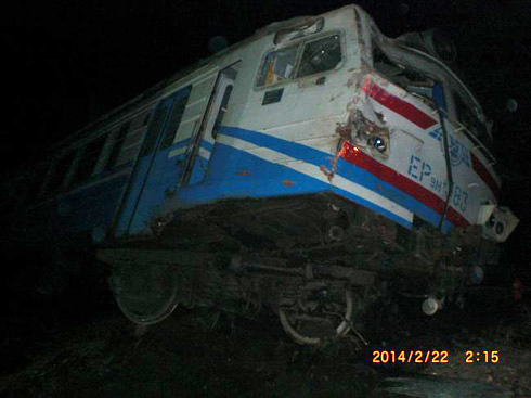 Под Киевом электричка врезалась в военный грузовик Под Киевом электричка врезалась в военный грузовик