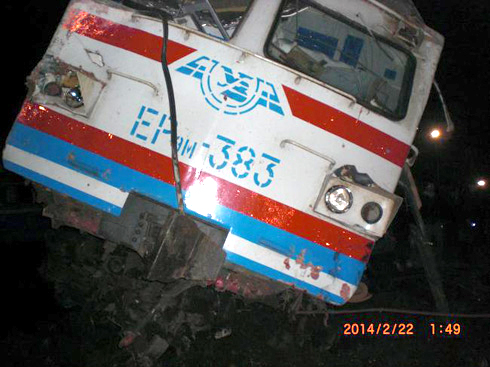 Под Киевом электричка врезалась в военный грузовик Под Киевом электричка врезалась в военный грузовик