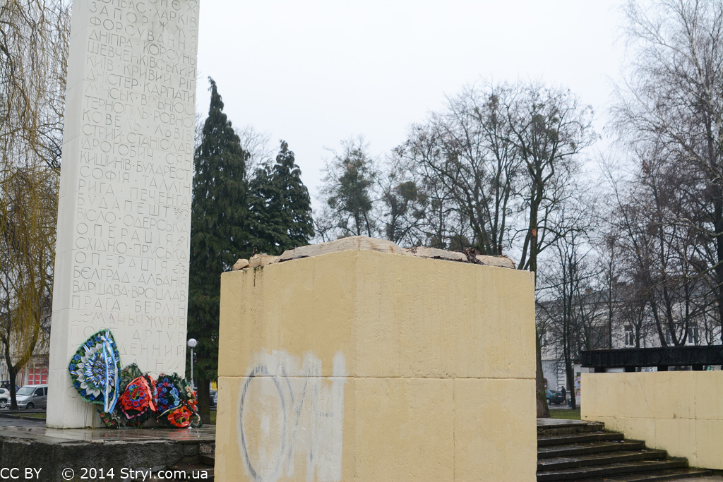 На Львовщине фашисты демонтировали памятник советскому солдату (фото) На Львовщине фашисты демонтировали памятник советскому солдату (фото)