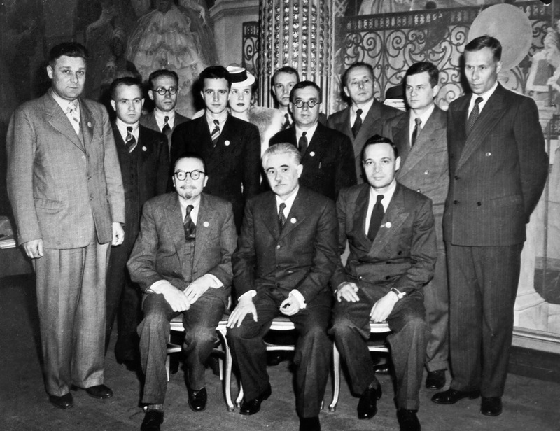 В Киеве снесли и обрисовали свастиками памятник учредителю ООН от Украины В Киеве снесли и обрисовали свастиками памятник учредителю ООН от Украины