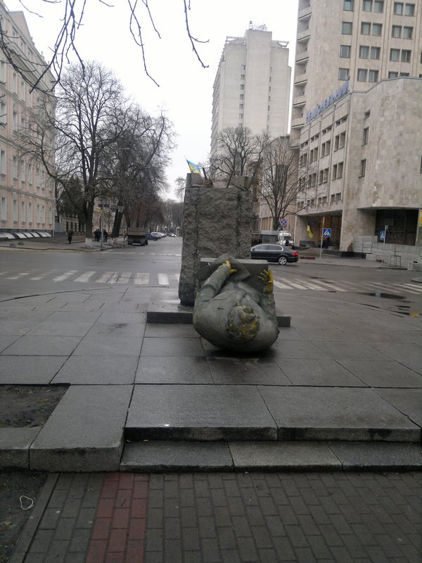 В Киеве снесли и обрисовали свастиками памятник учредителю ООН от Украины В Киеве снесли и обрисовали свастиками памятник учредителю ООН от Украины