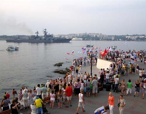 Толпа отбила народного мэра Севастополя у сотрудников СБУ Толпа отбила народного мэра Севастополя у сотрудников СБУ