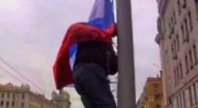 В Харькове возле горсовета порвали флаг ЕС и вывесили флаг России
