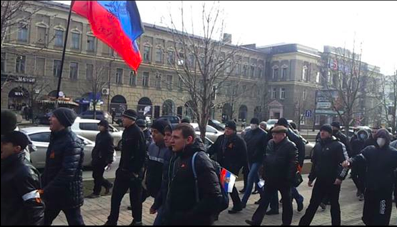 В центре Донецка митинги с криками "Россия", "Беркут" - фоторепортаж онлайн В центре Донецка митинги с криками "Россия", "Беркут" - фоторепортаж онлайн