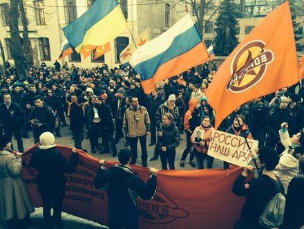 Участники митинга против неонацистской хунты в Харькове устроили антифашистский марш. Участники митинга против неонацистской хунты в Харькове устроили антифашистский марш.