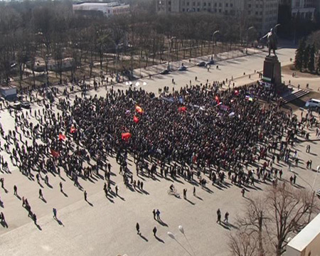 Участники митинга против неонацистской хунты в Харькове устроили антифашистский марш. Участники митинга против неонацистской хунты в Харькове устроили антифашистский марш.