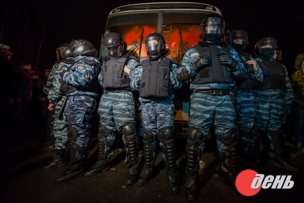 Пьяного Луценко убивают его же "мирные активисты" майдана! Пьяного Луценко убивают его же "мирные активисты" майдана!