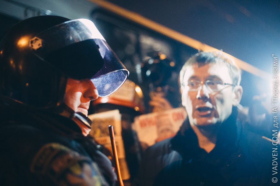 Пьяного Луценко убивают его же "мирные активисты" майдана! Пьяного Луценко убивают его же "мирные активисты" майдана!