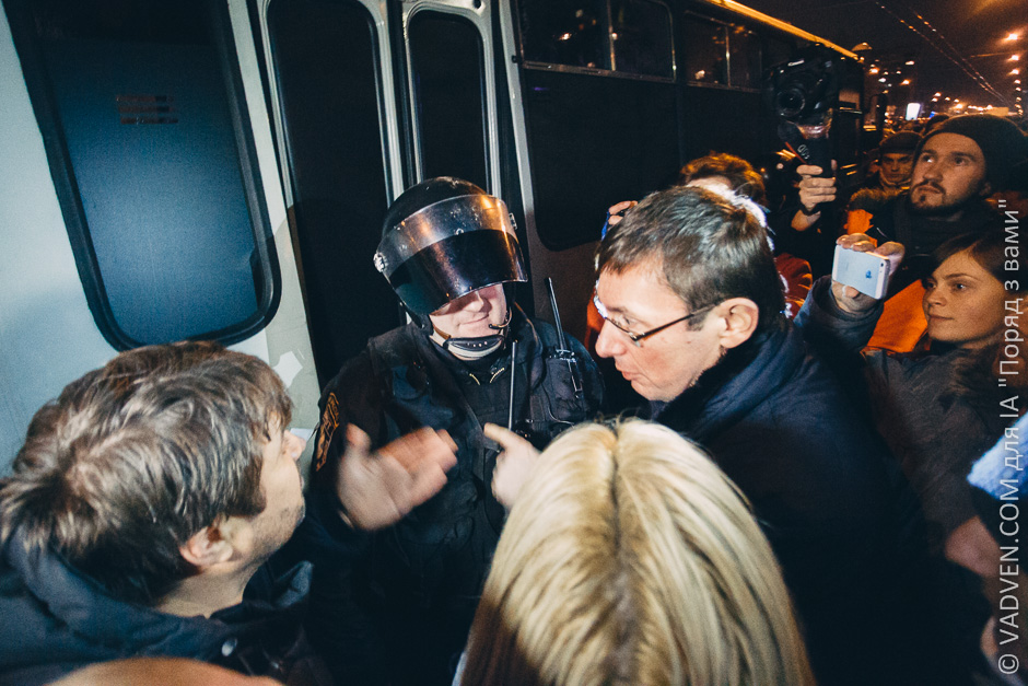 Пьяного Луценко убивают его же "мирные активисты" майдана! Пьяного Луценко убивают его же "мирные активисты" майдана!