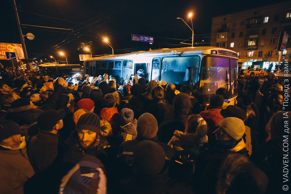 Пьяного Луценко убивают его же "мирные активисты" майдана! Пьяного Луценко убивают его же "мирные активисты" майдана!