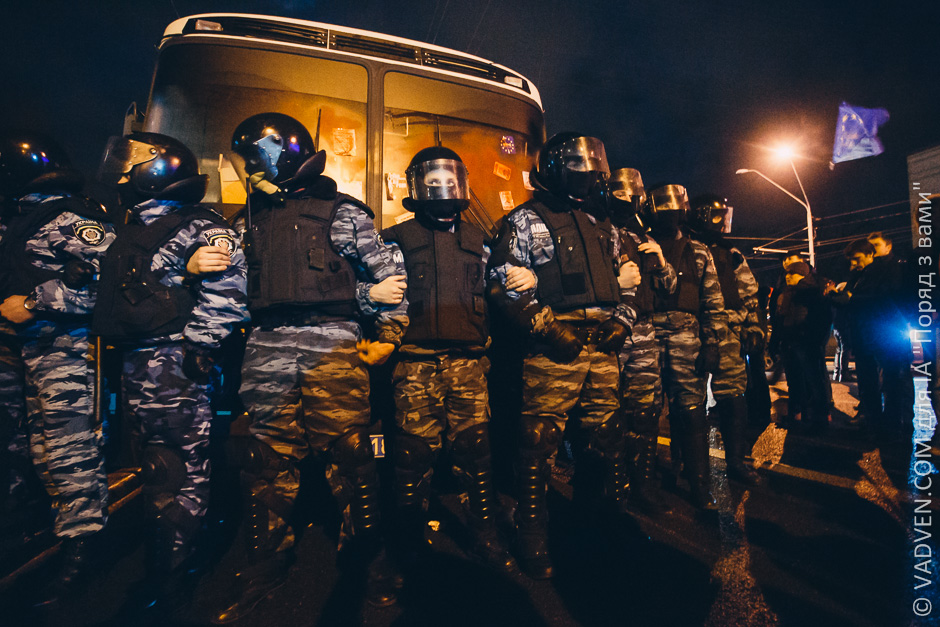 Пьяного Луценко убивают его же "мирные активисты" майдана! Пьяного Луценко убивают его же "мирные активисты" майдана!