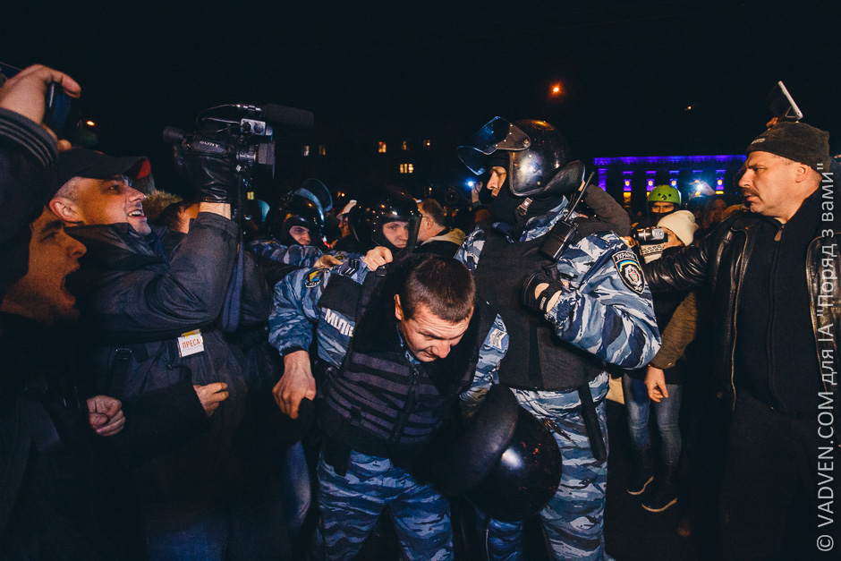 Пьяного Луценко убивают его же "мирные активисты" майдана! Пьяного Луценко убивают его же "мирные активисты" майдана!
