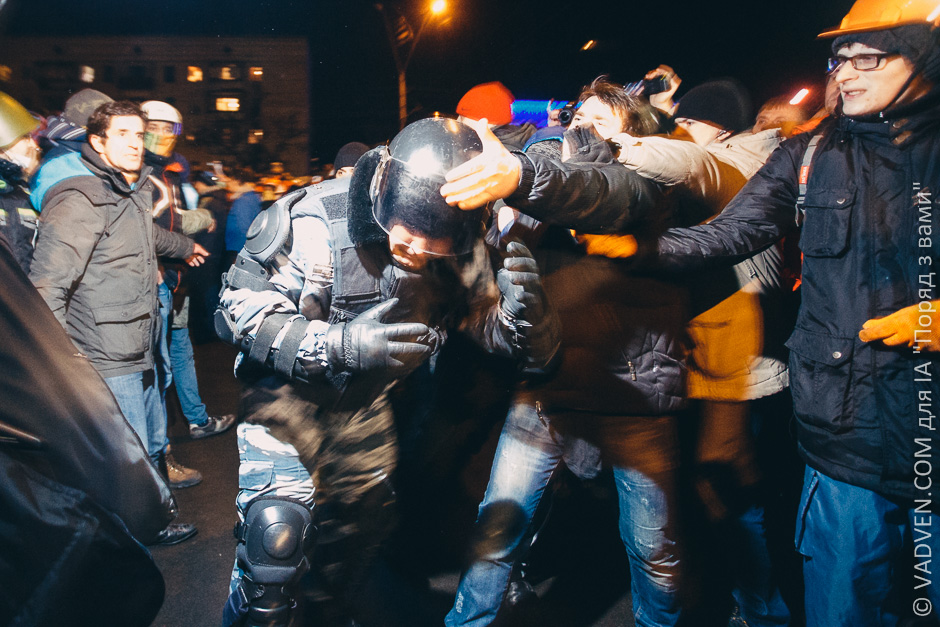 Пьяного Луценко убивают его же "мирные активисты" майдана! Пьяного Луценко убивают его же "мирные активисты" майдана!