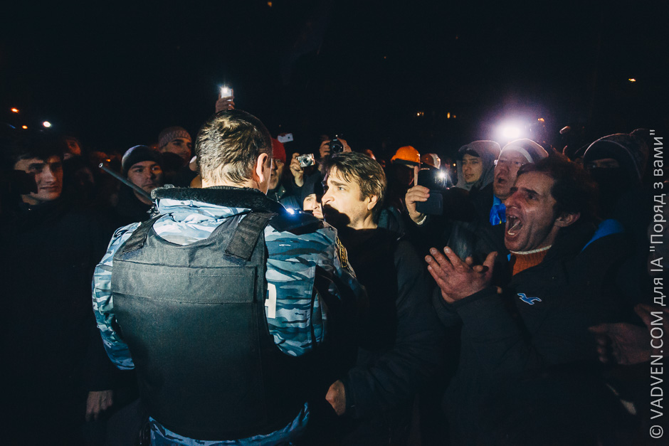 Пьяного Луценко убивают его же "мирные активисты" майдана! Пьяного Луценко убивают его же "мирные активисты" майдана!