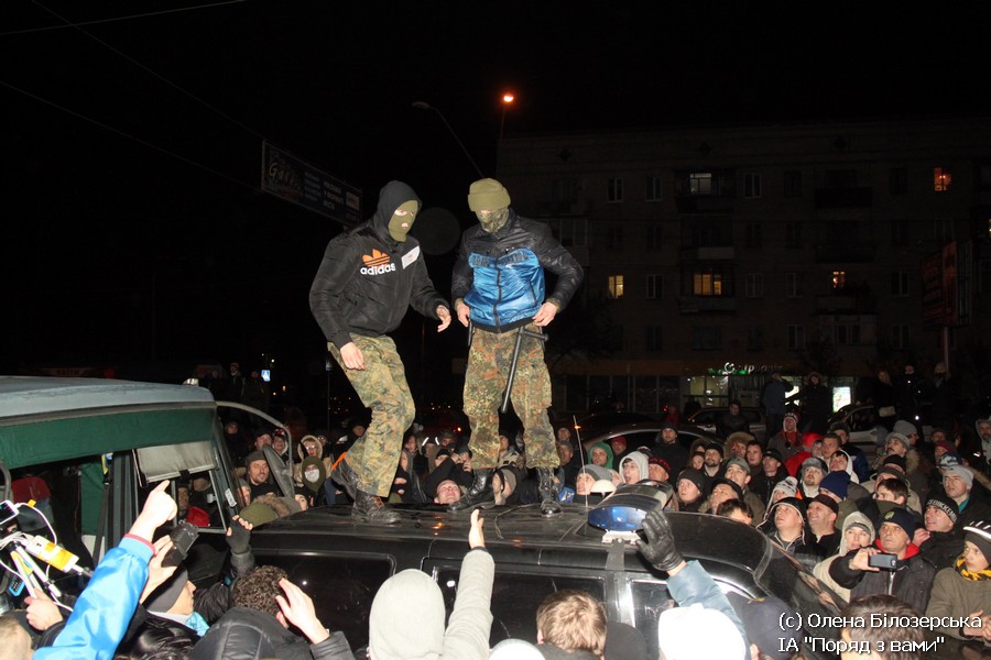 Пьяного Луценко убивают его же "мирные активисты" майдана! Пьяного Луценко убивают его же "мирные активисты" майдана!