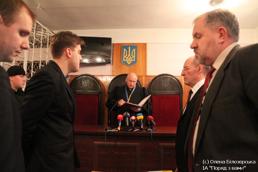 Пьяного Луценко убивают его же "мирные активисты" майдана! Пьяного Луценко убивают его же "мирные активисты" майдана!