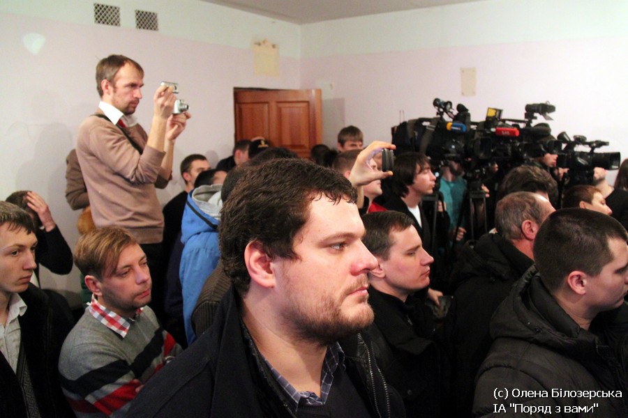 Пьяного Луценко убивают его же "мирные активисты" майдана! Пьяного Луценко убивают его же "мирные активисты" майдана!