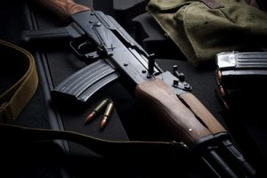 Самое знаменитое оружейное противостояние века: АК-47 и М-16 Самое знаменитое оружейное противостояние века: АК-47 и М-16