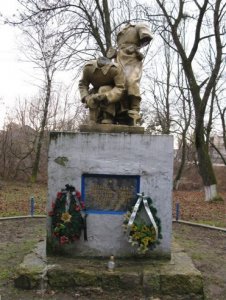 На Львовщине цинично и напоказ поглумились над братской могилой советских воинов