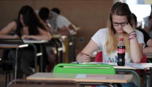 Треть молодых французов хотят уехать из Франции