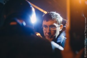 Пьяного Луценко убивают его же "мирные активисты" майдана!