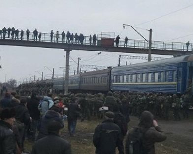 Митингующие перекрыли несколько железнодорожных путей возле вокзала в Донецке Митингующие перекрыли несколько железнодорожных путей возле вокзала в Донецке
