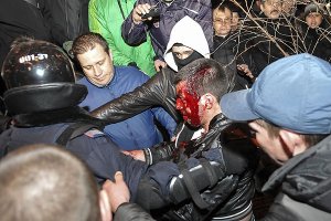 Митингующие перекрыли несколько железнодорожных путей возле вокзала в Донецке